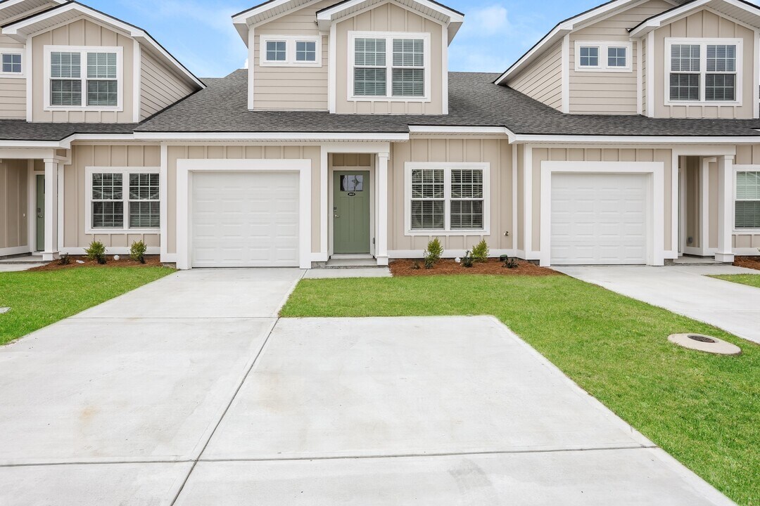 1013 Walker Point Way in Brunswick, GA - Building Photo