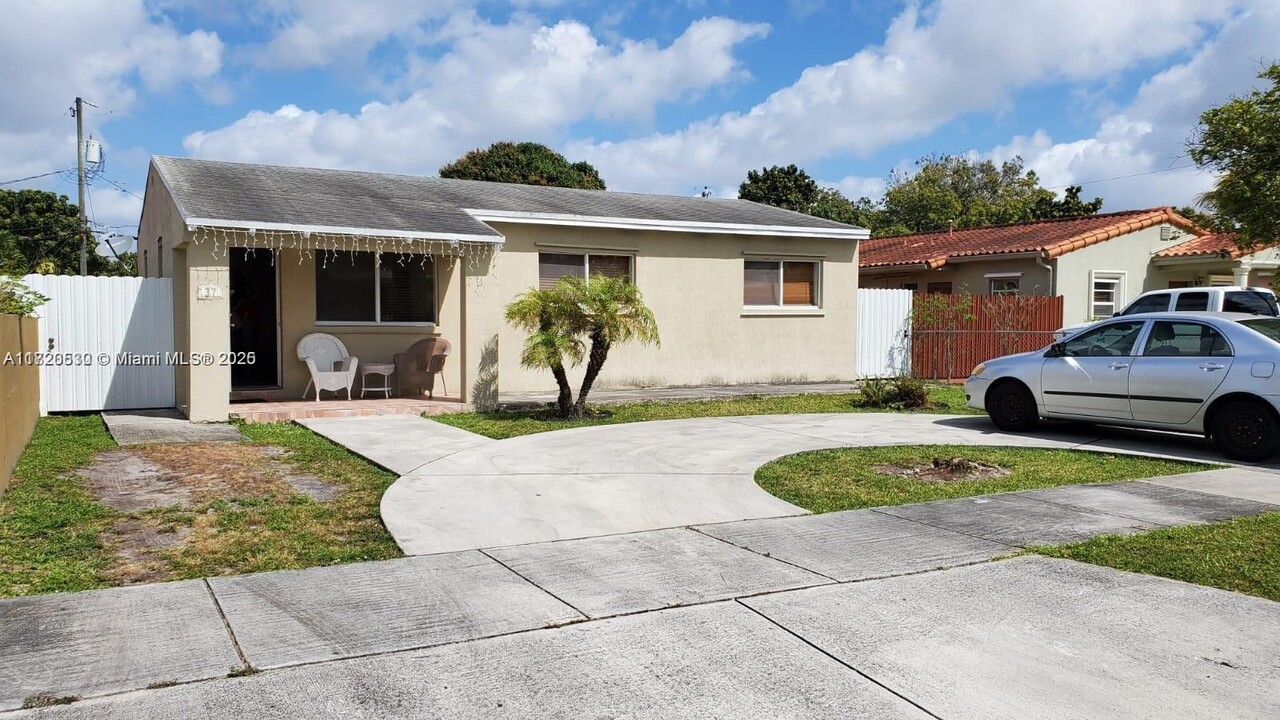 37 E 63rd St in Hialeah, FL - Building Photo