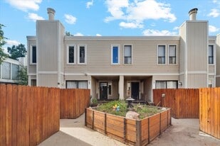 1050 S Monaco St Pkwy in Denver, CO - Building Photo