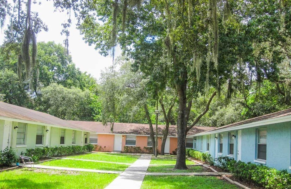 Oaks Apartments in Tampa, FL - Building Photo