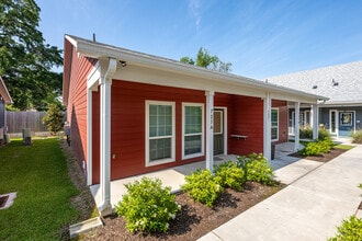 Lotus Village Senior Living in Baton Rouge, LA - Foto de edificio - Building Photo
