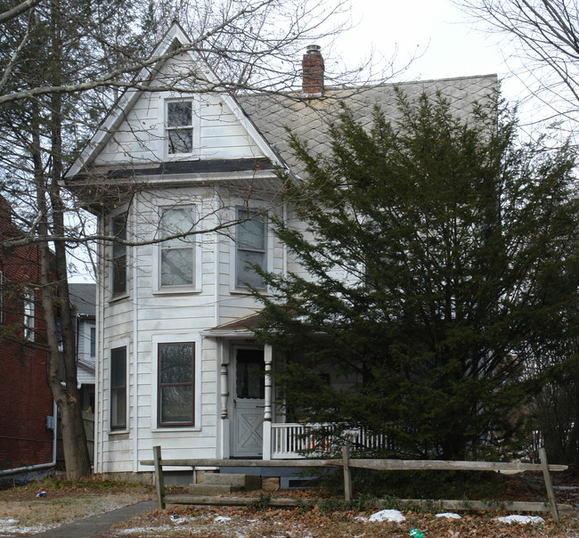 439 W College Ave in State College, PA - Foto de edificio - Building Photo