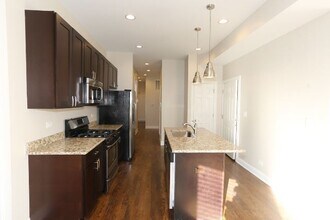 1218 W Diversey Pkwy, Unit 3 in Chicago, IL - Building Photo - Building Photo