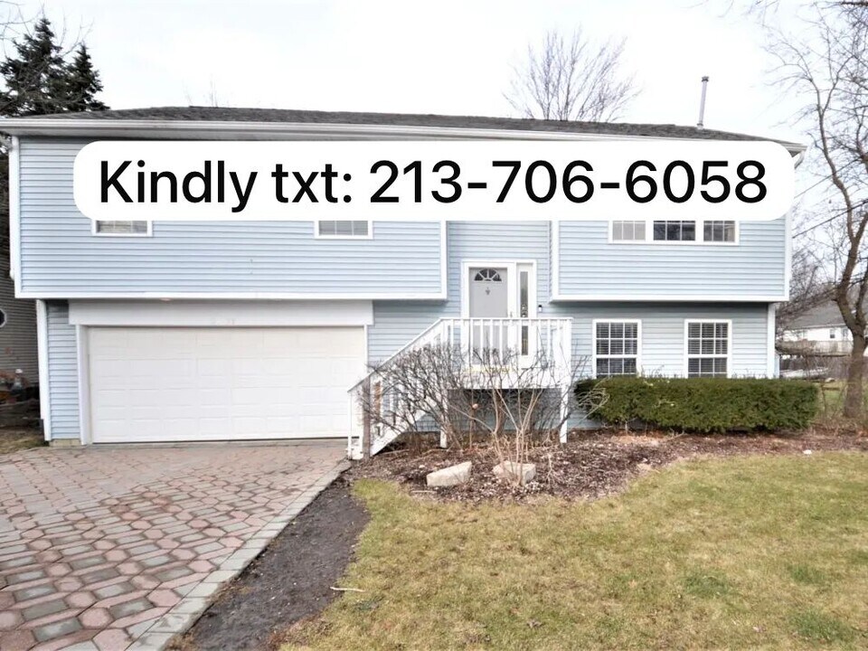 21521 W Highland Dr in Lake Zurich, IL - Building Photo