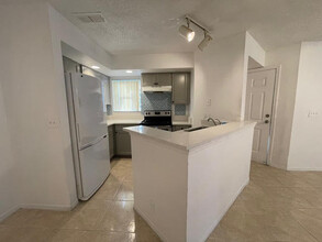 3460 Pinewalk Dr N in Margate, FL - Building Photo - Building Photo