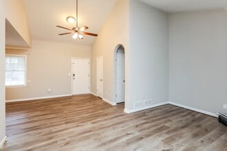 5253 Corinth Dr SW in Stone Mountain, GA - Foto de edificio - Building Photo