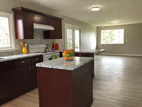 1020 Danby Rd in Ithaca, NY - Foto de edificio - Building Photo