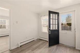 1 Aquidneck Dr in Middletown, RI - Building Photo