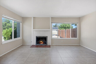 44556 Fenhold St in Lancaster, CA - Building Photo - Building Photo