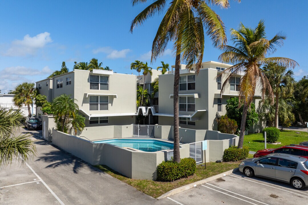 The Oaks Apartments in Bay Harbor Islands, FL - Building Photo
