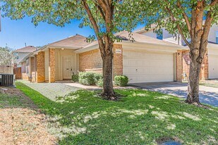 2704 Mountain Lion Dr in Fort Worth, TX - Building Photo