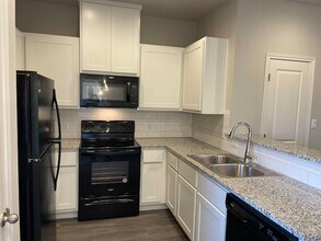 107 Peruna Dr in Marble Falls, TX - Foto de edificio - Building Photo