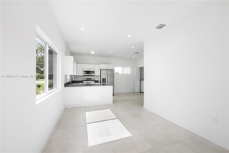 1401 NW 45th St in Miami, FL - Building Photo - Building Photo