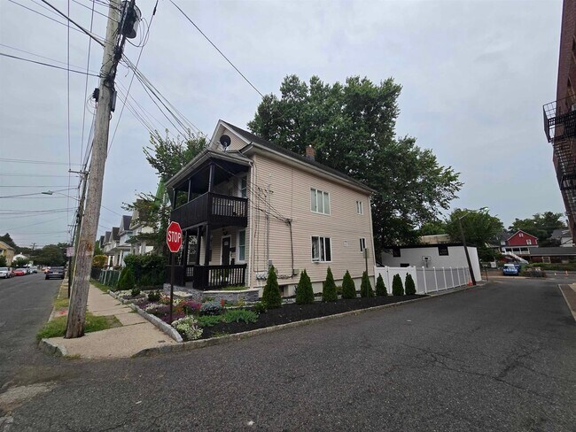 262 Pindle Ave in Englewood, NJ - Building Photo - Building Photo