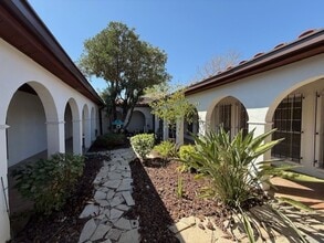 1717 Clark Blvd in Laredo, TX - Foto de edificio - Building Photo
