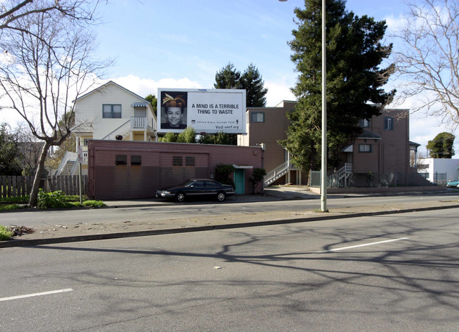 925 61st St in Oakland, CA - Foto de edificio - Building Photo