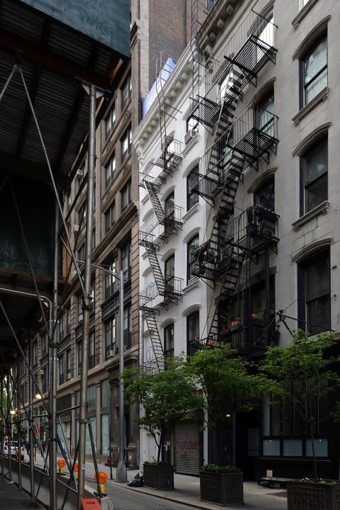 15 Warren St in New York, NY - Building Photo