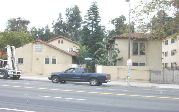 2040-2046 1/2 N Highland Ave in Los Angeles, CA - Foto de edificio