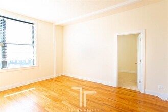 3001 N Central Park Ave in Chicago, IL - Foto de edificio - Building Photo