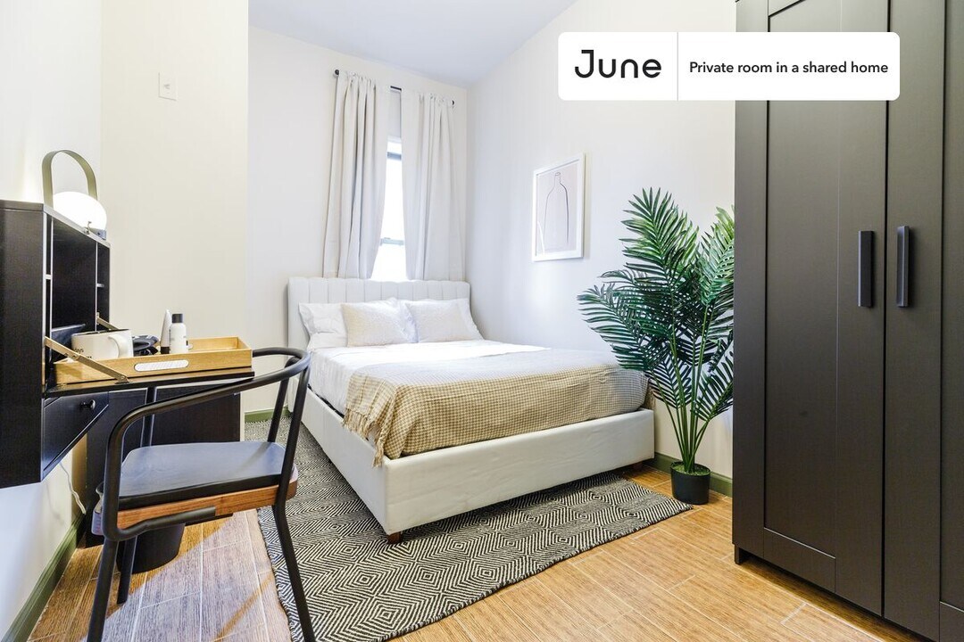 Private bedroom in 3 bed/1 bath Home in New York, NY - Building Photo