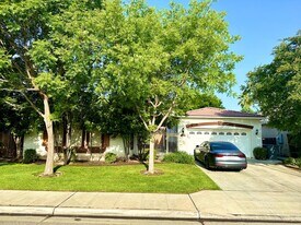 8359 N Richelle Ave in Fresno, CA - Building Photo