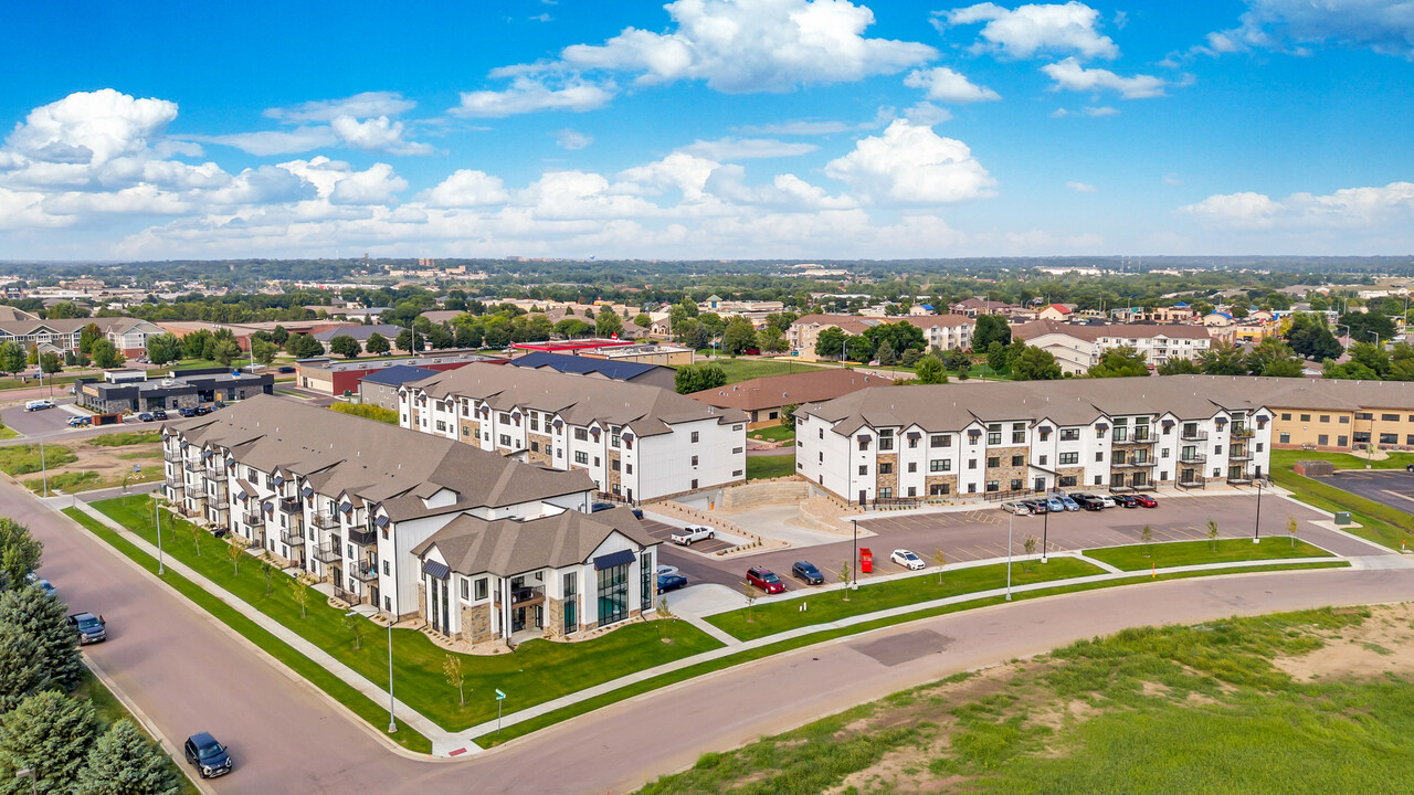 The Velthuis Apartments in Sioux Falls, SD - Building Photo