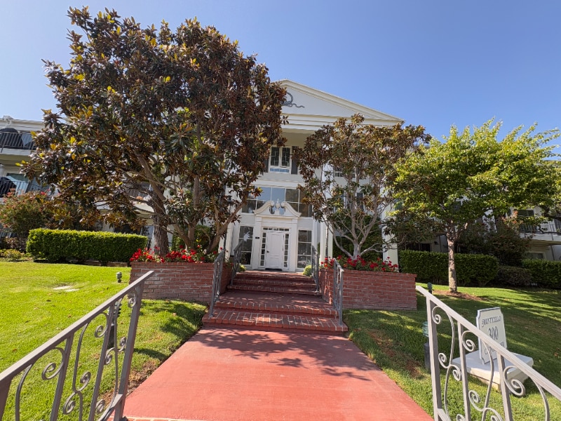 300 Cagney Ln in Newport Beach, CA - Foto de edificio