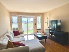 633 W Streamwood Blvd, Unit 5403 in Streamwood, IL - Building Photo - Building Photo