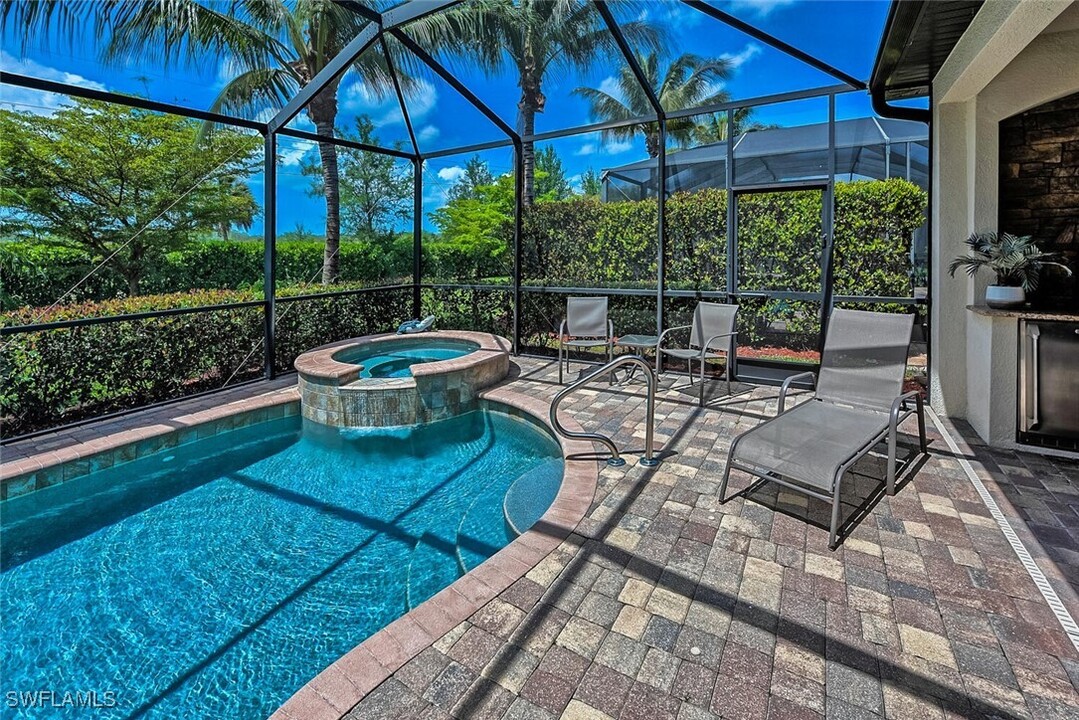 9415 Piacere Way in Naples, FL - Foto de edificio