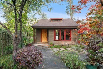 385 Moraga Ave in Piedmont, CA - Building Photo - Building Photo