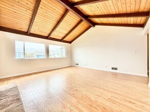 840 Dell Rd in Pacifica, CA - Foto de edificio - Building Photo