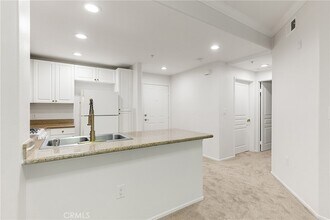 2257 Watermarke Pl in Irvine, CA - Foto de edificio - Building Photo