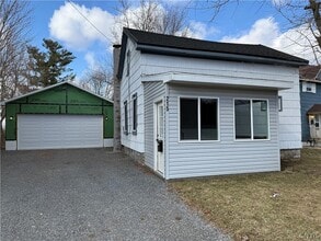 215 E Hoard St in Watertown, NY - Foto de edificio - Building Photo