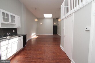 1527 South St, Unit UNIT 2R in Philadelphia, PA - Building Photo - Building Photo