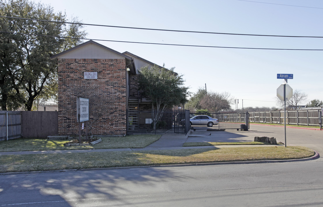 Midway Inn Apartments in Arlington, TX - Foto de edificio