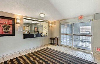 Furnished Studio-Wilkes-Barre - Hwy. 315 in Wilkes-Barre, PA - Foto de edificio - Building Photo