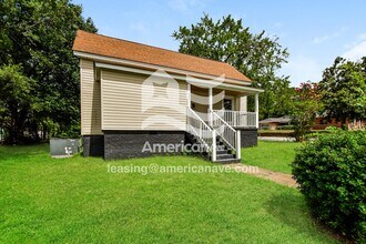 400 N Sloan St in Clinton, SC - Foto de edificio - Building Photo