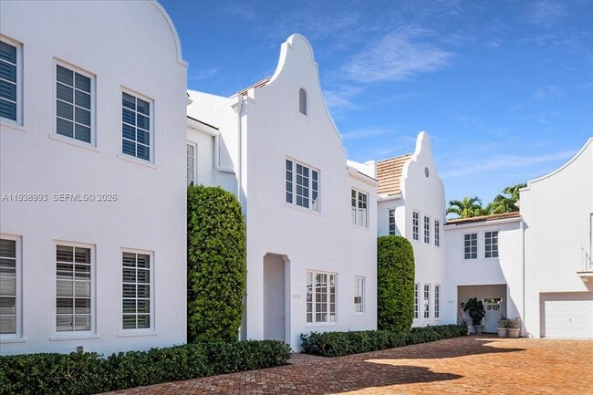 property at 1109 Campo Sano Ave