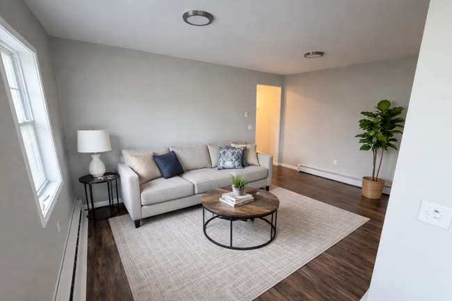 110 West St in Bristol, CT - Foto de edificio - Building Photo