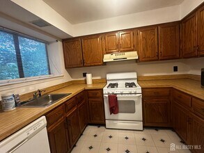 502 Samuel Ct in Dayton, NJ - Building Photo - Building Photo