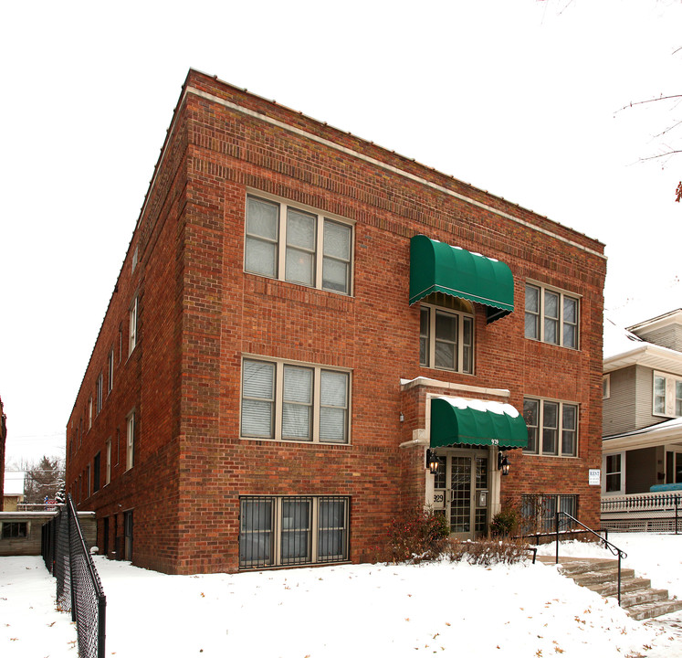 929 Goodrich Ave in St. Paul, MN - Building Photo