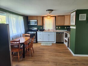 2460 US Route 5 N in Windsor, VT - Foto de edificio - Building Photo