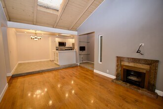 21372 Brookhurst St in Huntington Beach, CA - Building Photo - Building Photo