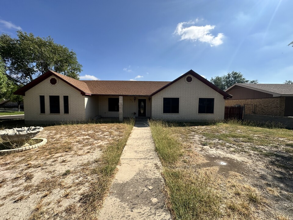 2292 Ricks Dr in Eagle Pass, TX - Building Photo