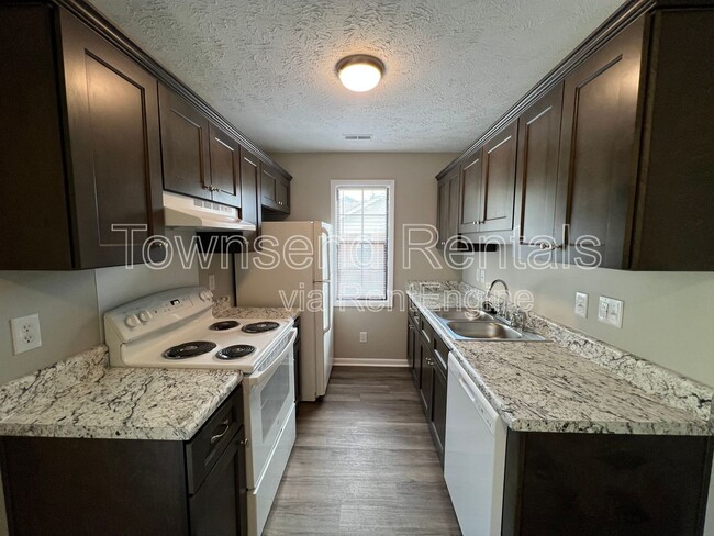1437 Ireland Dr in Fayetteville, NC - Foto de edificio - Building Photo