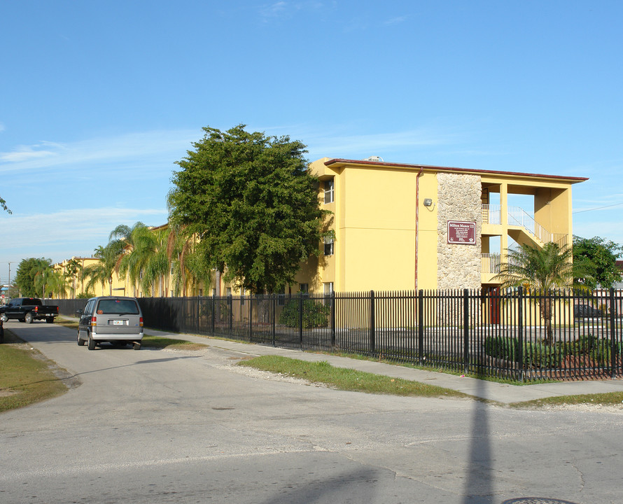 Milton Manor in Homestead, FL - Foto de edificio