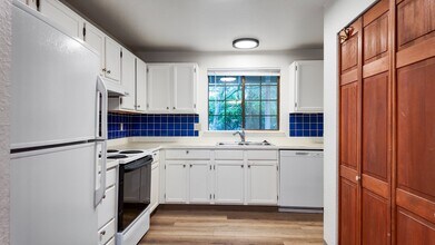 9809 NE 202nd St in Bothell, WA - Building Photo - Building Photo