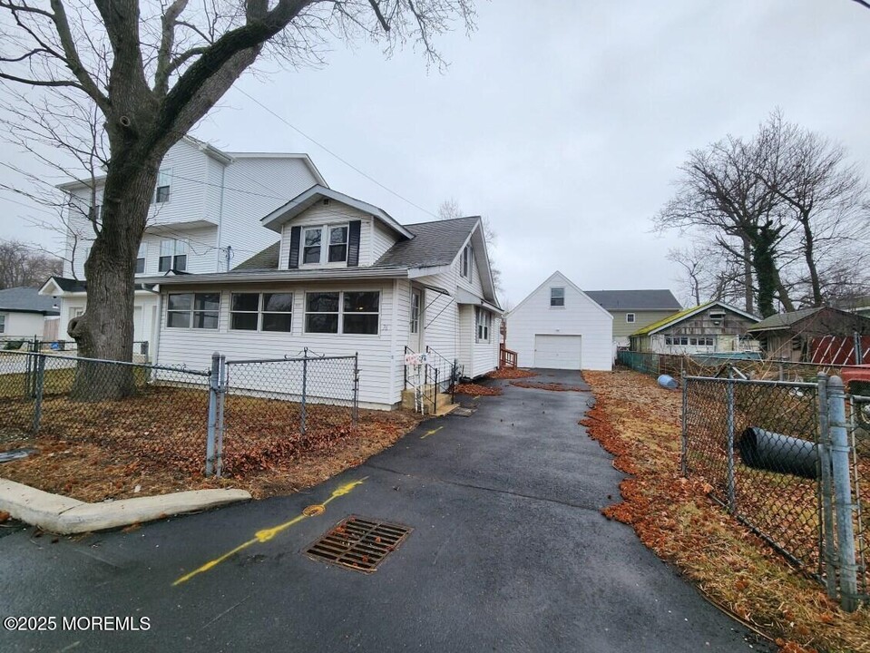 76 Woodside Ave in Keansburg, NJ - Building Photo