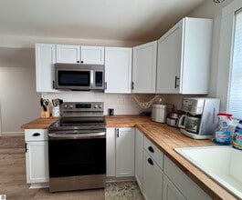 7638 Skegemog Point Rd in Williamsburg, MI - Building Photo - Building Photo