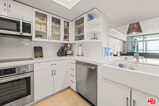 property at 13700 Marina Pointe Dr